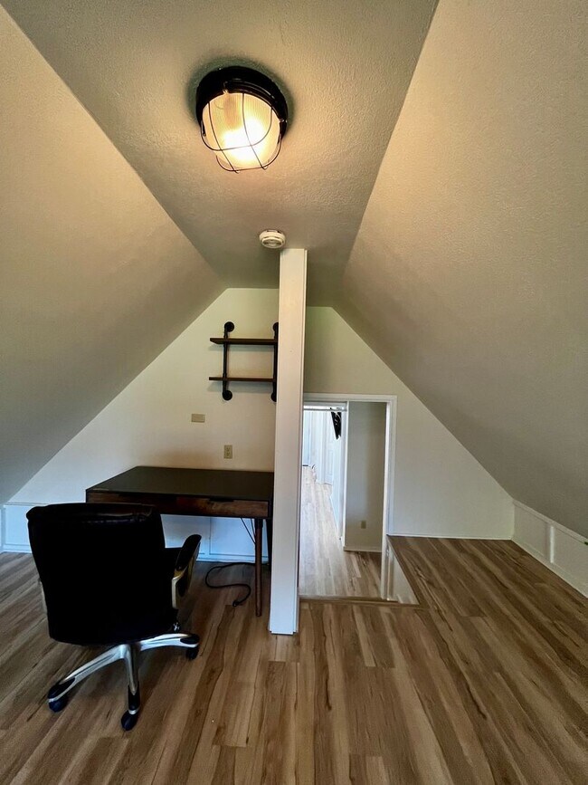 Building Photo - Executive Rental on Riverside Country Club...