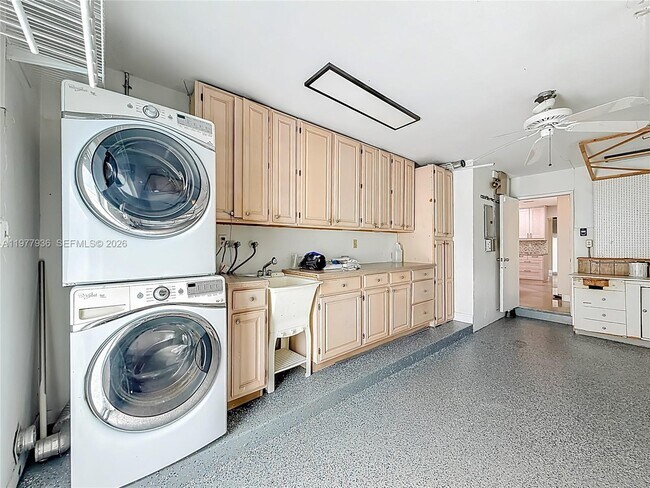 Building Photo - 2770 NE 8th Ct