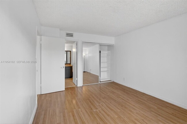 Building Photo - 200 Lakeview Dr