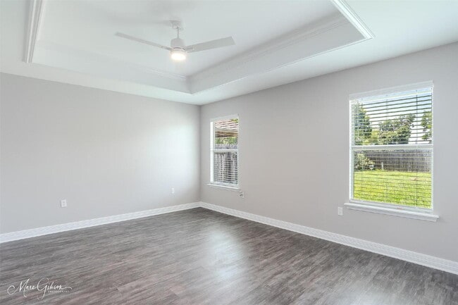 Building Photo - "Charming 3-Bedroom Retreat with 2 Full Ba...