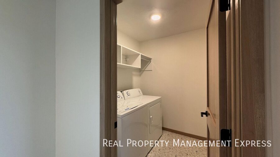 Building Photo - 3 Bed 2.5 Bath Townhome in West Sioux Falls