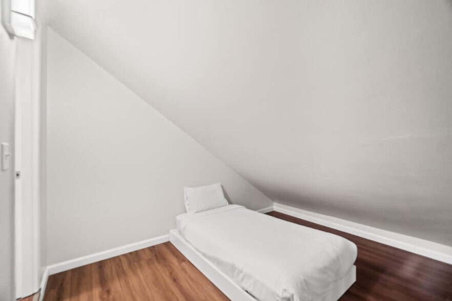 Building Photo - 5218 Beach Dr