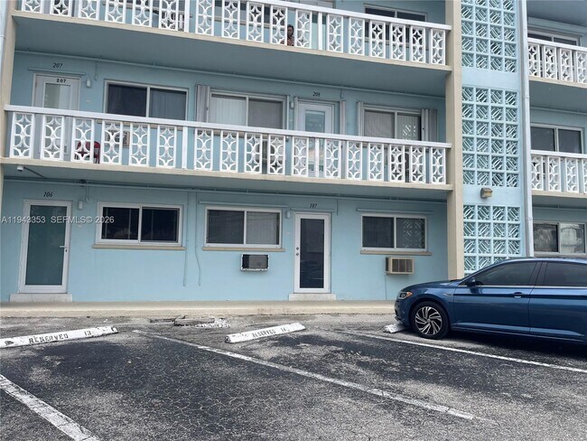 Building Photo - 455 Golden Isles Dr