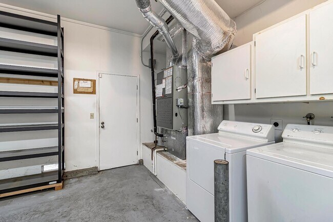 Building Photo - 302 Tadley Ct