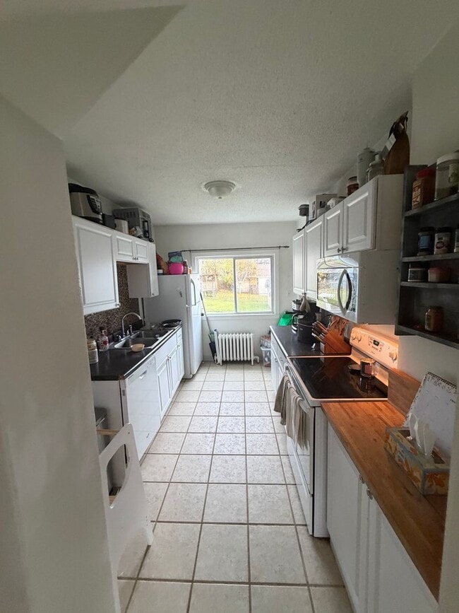 Building Photo - AVAILABLE December! - 3 Bed 1 Bath Home!