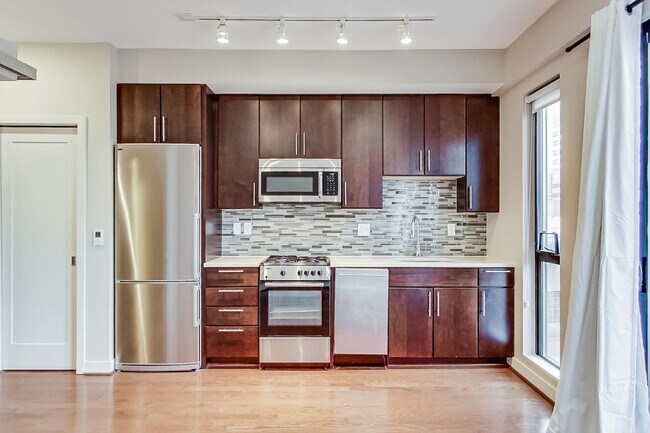 Building Photo - 1 Bed + 1 FB / Luxury Living in the heart ...