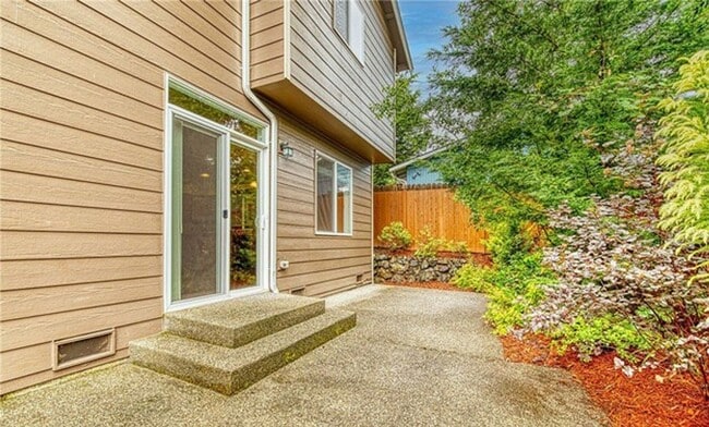 Building Photo - Meticulously maintained fully air conditio...