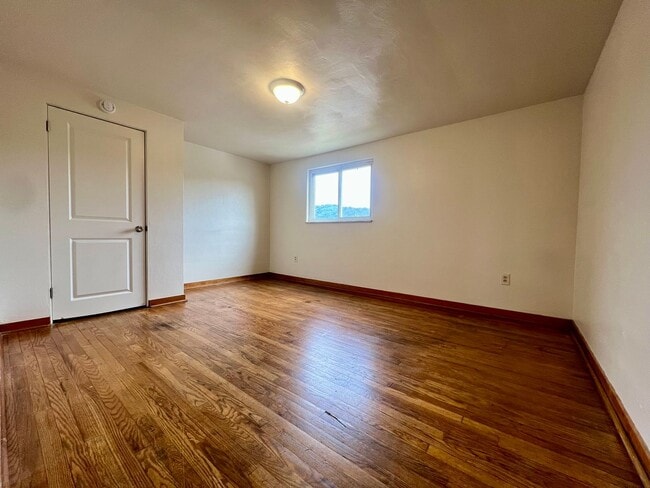 Building Photo - Outstanding Two Bedroom in Cheswick! Central A/C, Off-Street Parking & More!! Call Today!