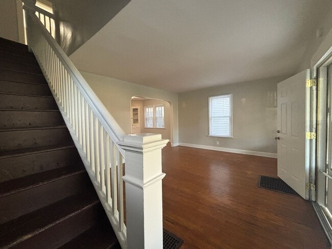 Building Photo - Charming & Updated Two-Story 2 Bedroom / 1...