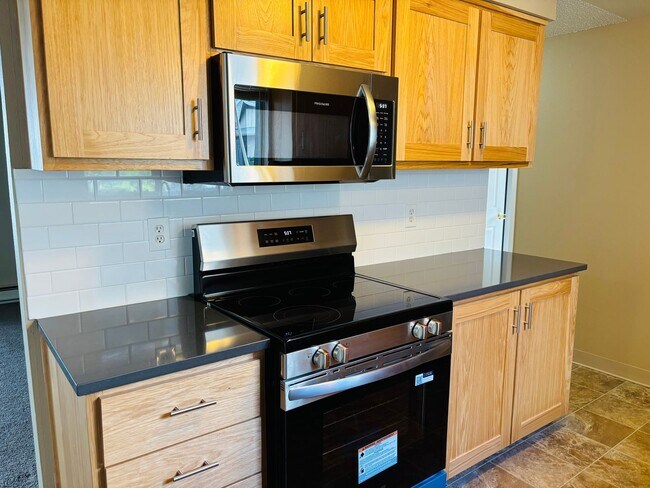 Building Photo - Bright 2 BR Carter Park Living with Fireplace, Carport, and Tons of Storage!