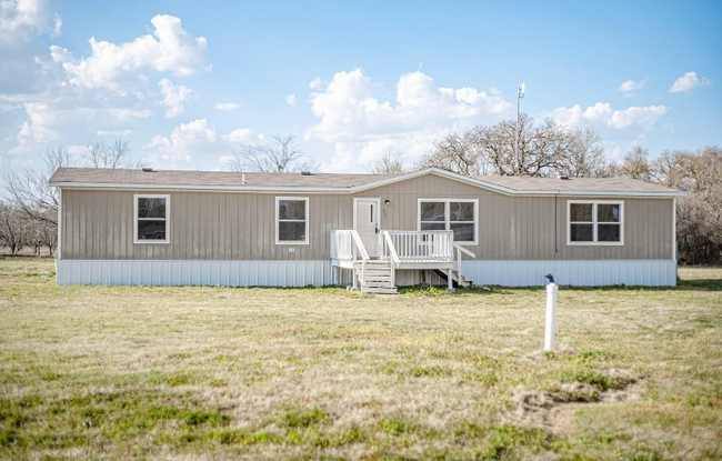 Building Photo - 565 Mustang Dr