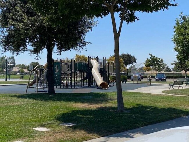 Building Photo - ADORABLE 4 BED/2.5 BATH TOWNHOME WITH CORNER LOT AND LARGE FENCED REAR YARD WITH PATIO