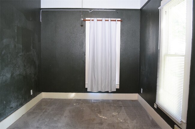 Building Photo - 815 6th Ave N