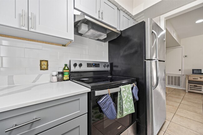 Building Photo - 3303 W Greenridge Dr