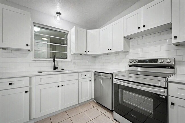 Building Photo - 7010 Arques Rd