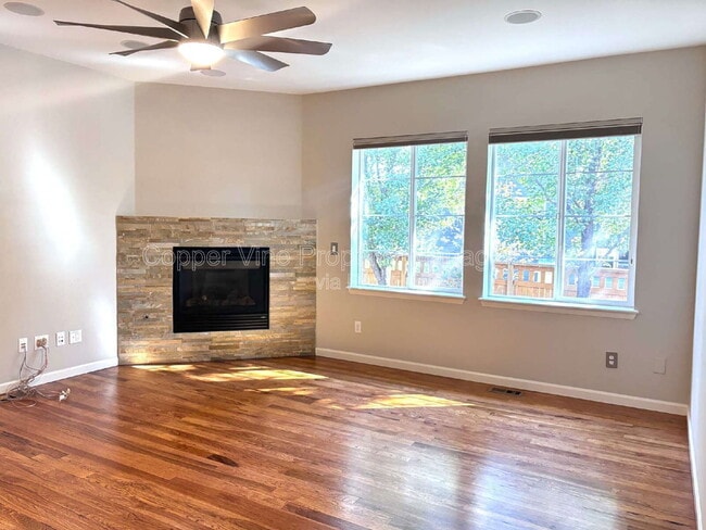 Building Photo - 900 Treece St