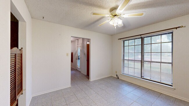 Building Photo - 2 WEEKS FREE + $1,595 for a 3 Bedroom vintage charmer in Harker Heights!