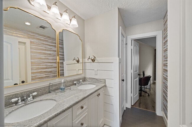 Building Photo - 3203 Poe Dr