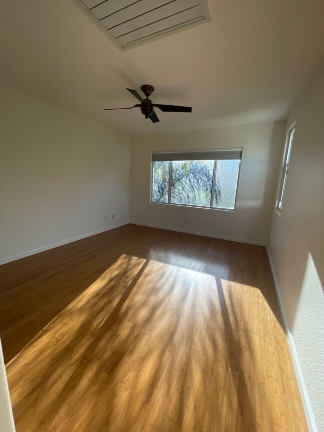 Building Photo - 6471 Kingbird Ln