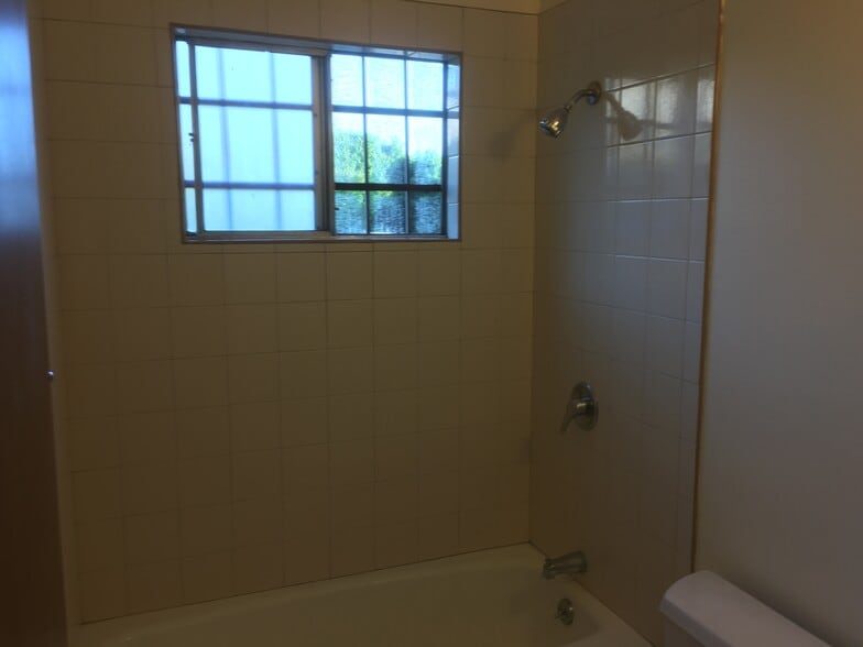 bathroom tub/shower - 5428 Van Fleet Avenue
