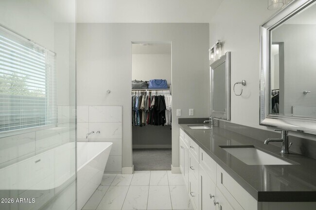 Building Photo - 2821 N 28th Pl