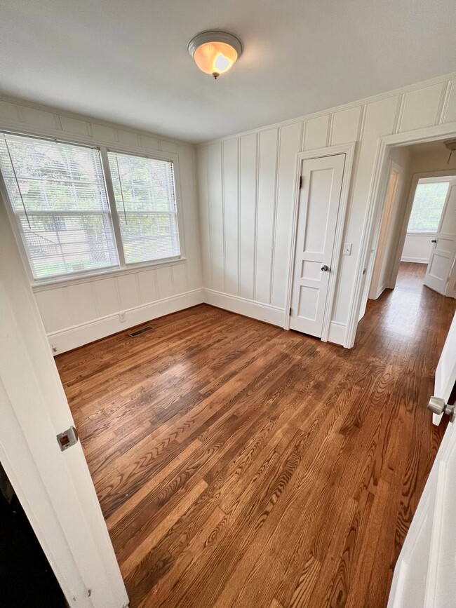 Building Photo - Madison Stunner! 3 Bed 2 Bath House W/ Fen...