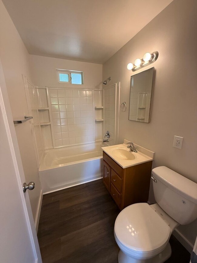 Building Photo - Newly Updated Cottage in Coquille