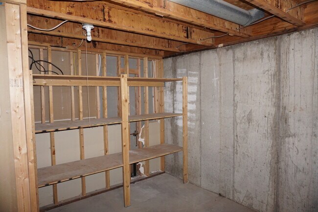 Building Photo - Quiet 5 Bedroom 3 Bath West Jordan Home