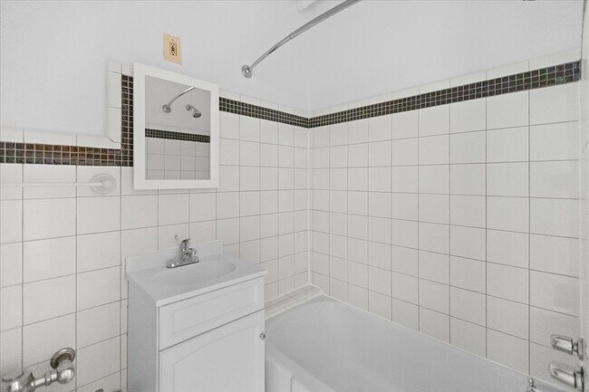 Building Photo - 1800 W Farwell Ave