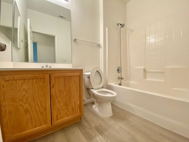 Building Photo - Nice two-story single family house with 3 bedrooms and 2 baths