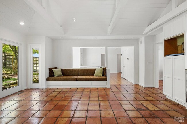 Building Photo - 19 Venado Dr