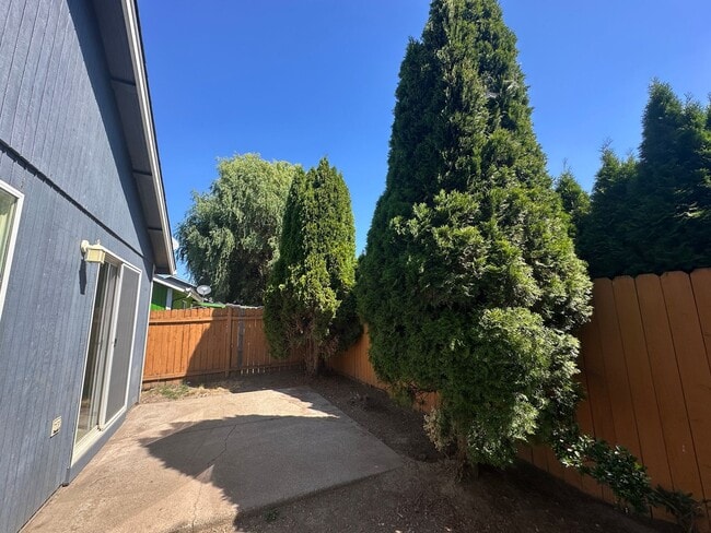 Building Photo - Three Bedroom Two Bath Home