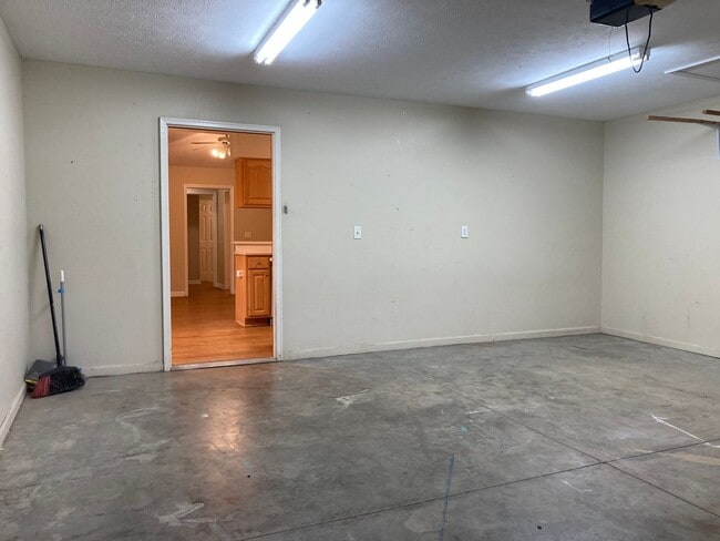 Building Photo - LOCATION LOCATION Location!  Close to Baptist Health Hospital, Shopping, & More