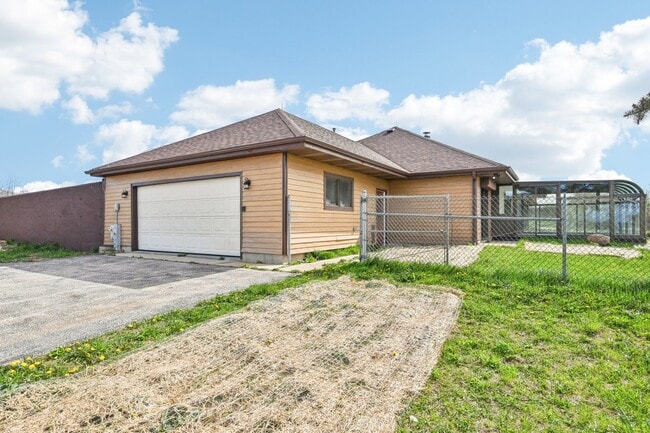 Building Photo - 1406 Busse Rd