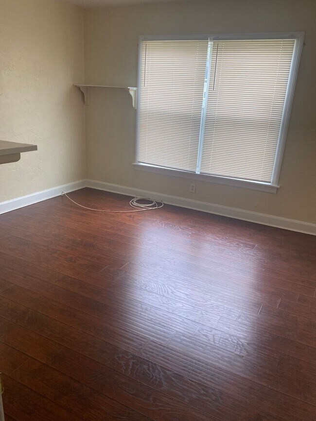 Building Photo - JUST LISTED- 3 BEDROOM 1 BATH HOME LARGE FAMILY ROOM