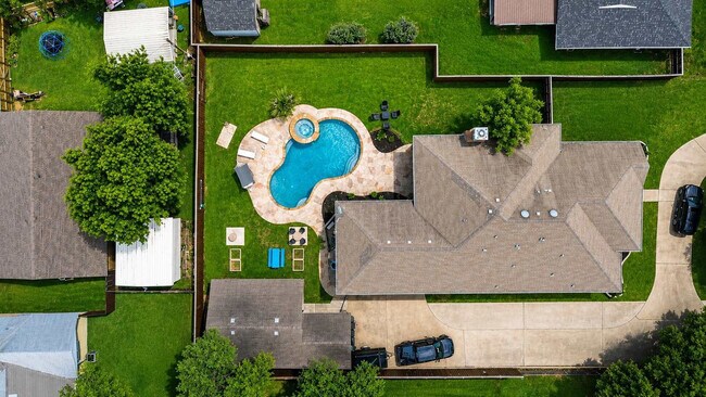 Building Photo - 913 Tipton Rd