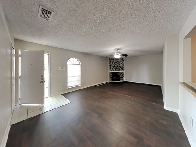 Building Photo - No Application Fees* 1 Month Free Rent w/a...