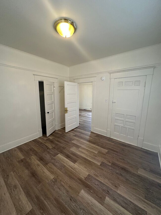 Building Photo - Charming 2 Bedroom House available NOW!