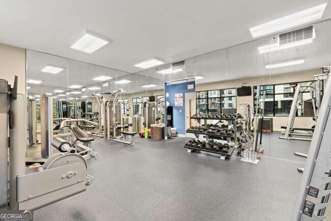 Building Photo - 3481 Lakeside Dr NE