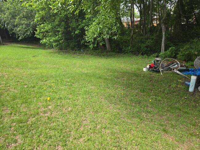 Building Photo - 3 Bed 2bath house off of Hard Scrabble Rd ...