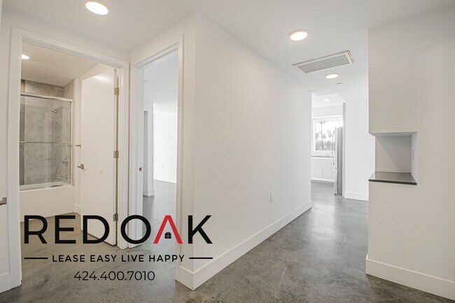 Building Photo - 453 S Kenmore Ave