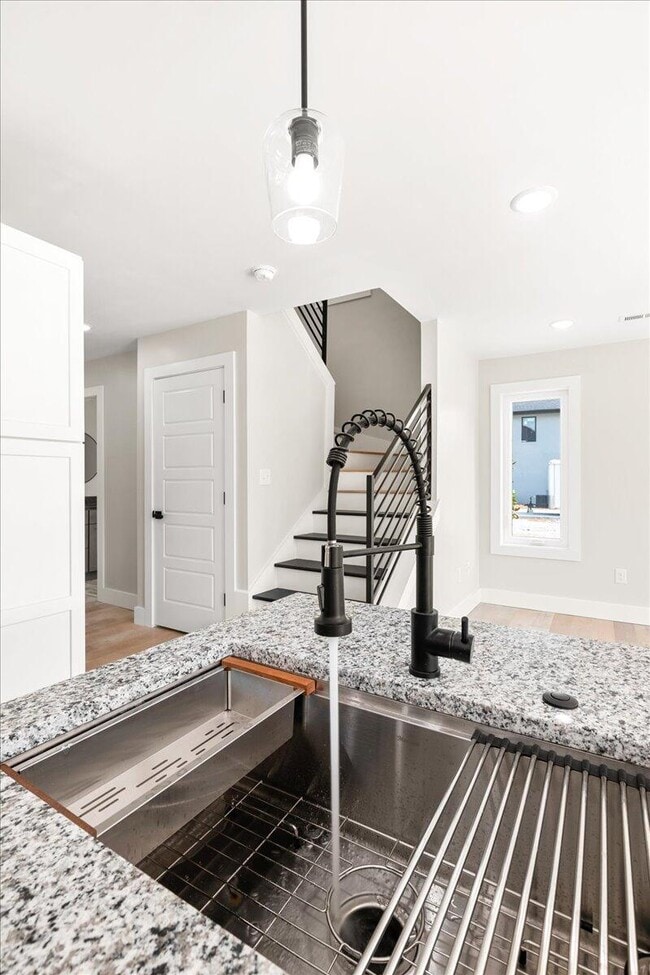 Building Photo - 145 Crooked Creek Dr