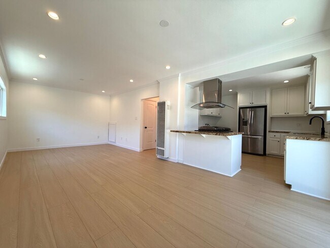 Primary Photo - 2630 S Longwood Ave