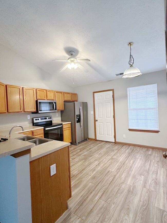 Building Photo - Spacious 2BD 2BA duplex with 2 car attache...