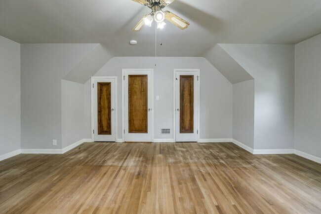 Building Photo - Happy Hollow 3 Bedroom!!