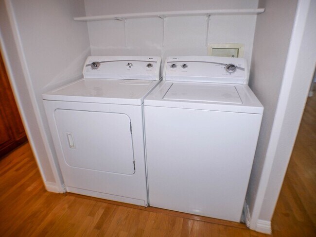 Building Photo - Charming 2 bed/2 bath second level condo with washer/dryer & assigned parking