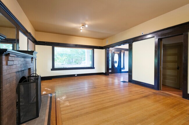 Building Photo - 528 18th Ave E