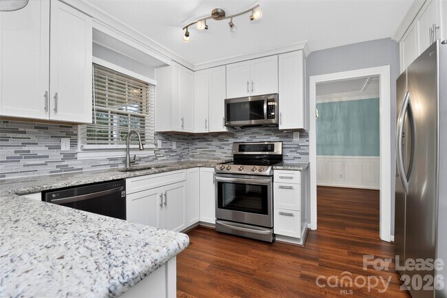 Building Photo - 2438 Knickerbocker Dr