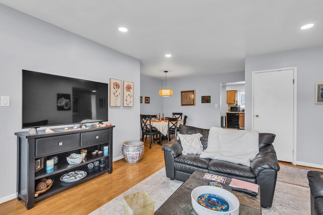 Building Photo - 9405 Bay Colony Dr