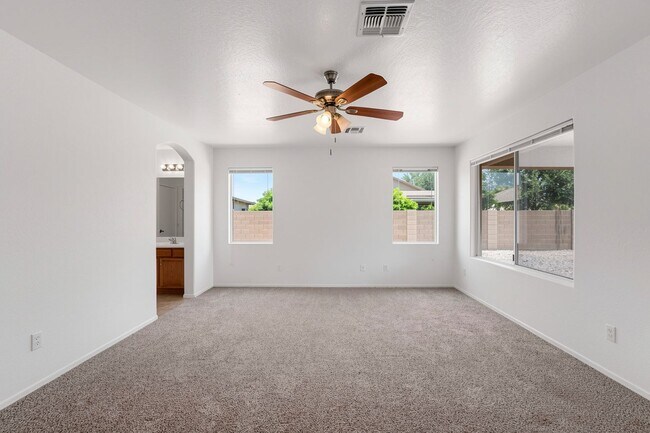 Building Photo - Freshly Updated 4 Bed | New Carpet, New Appliances & Open Layout